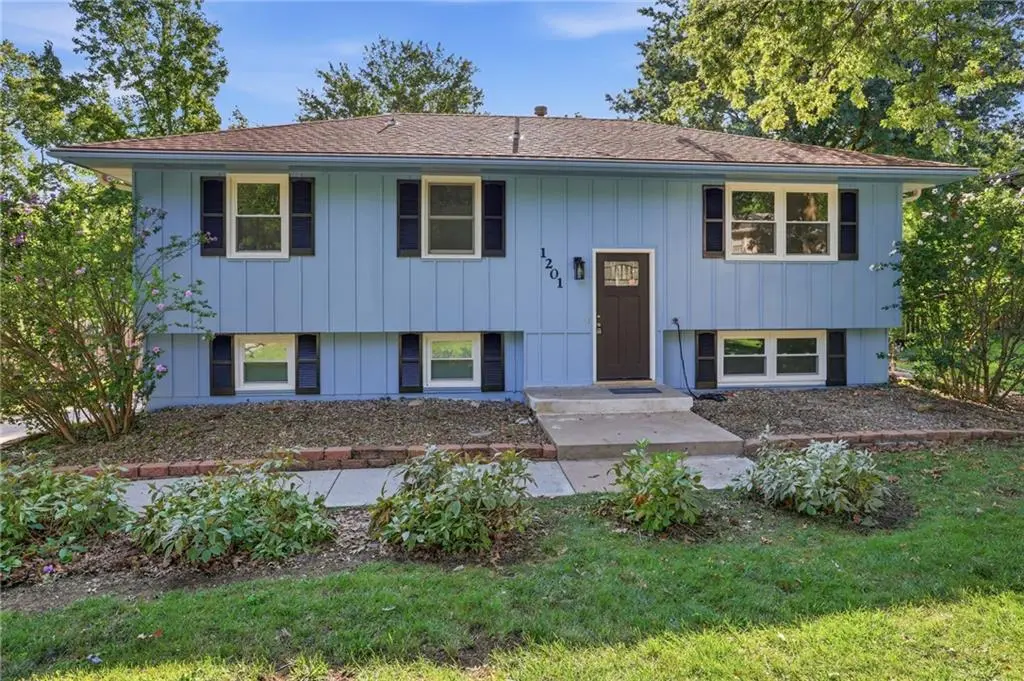 1201 SW Mission PL, Lee's Summit, MO 64081