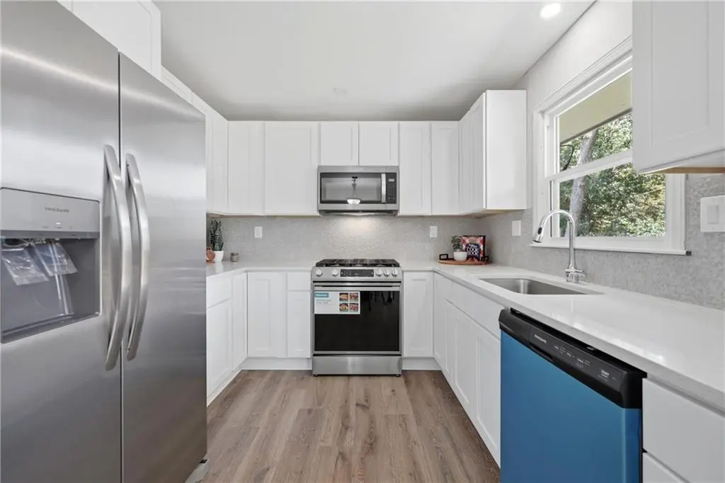 504 SW Persels RD, Lee's Summit, MO 64081