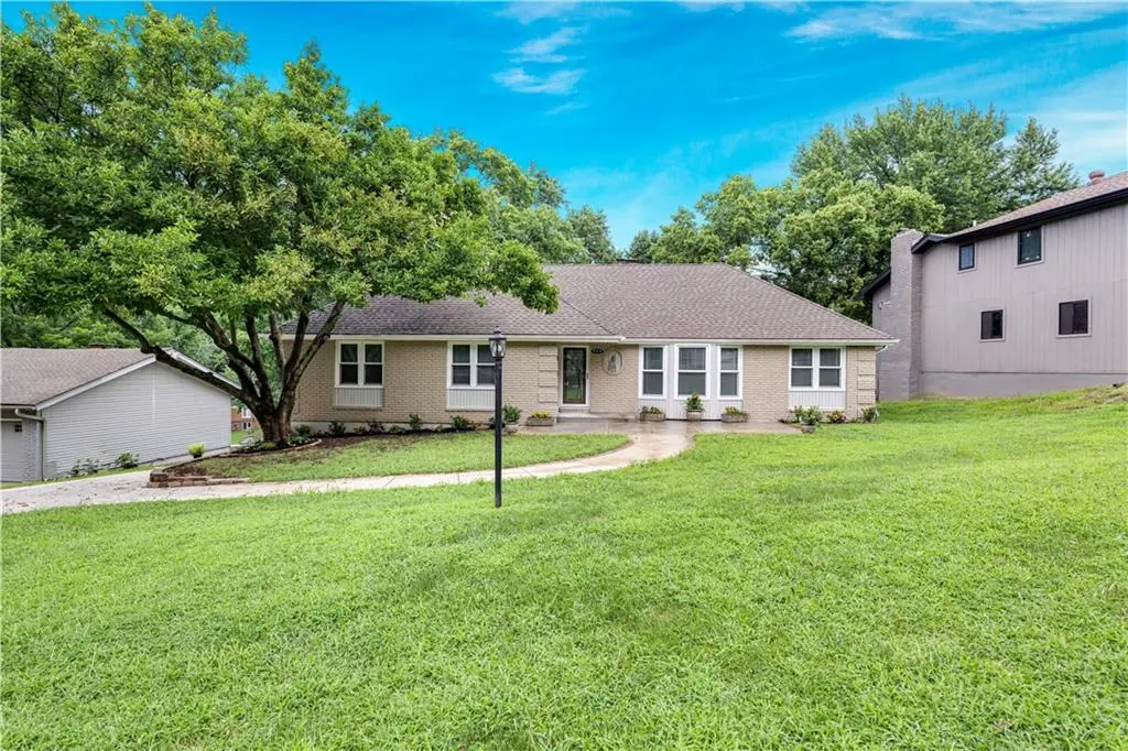 404 NW Briarcliff RD, Kansas City, MO 64116