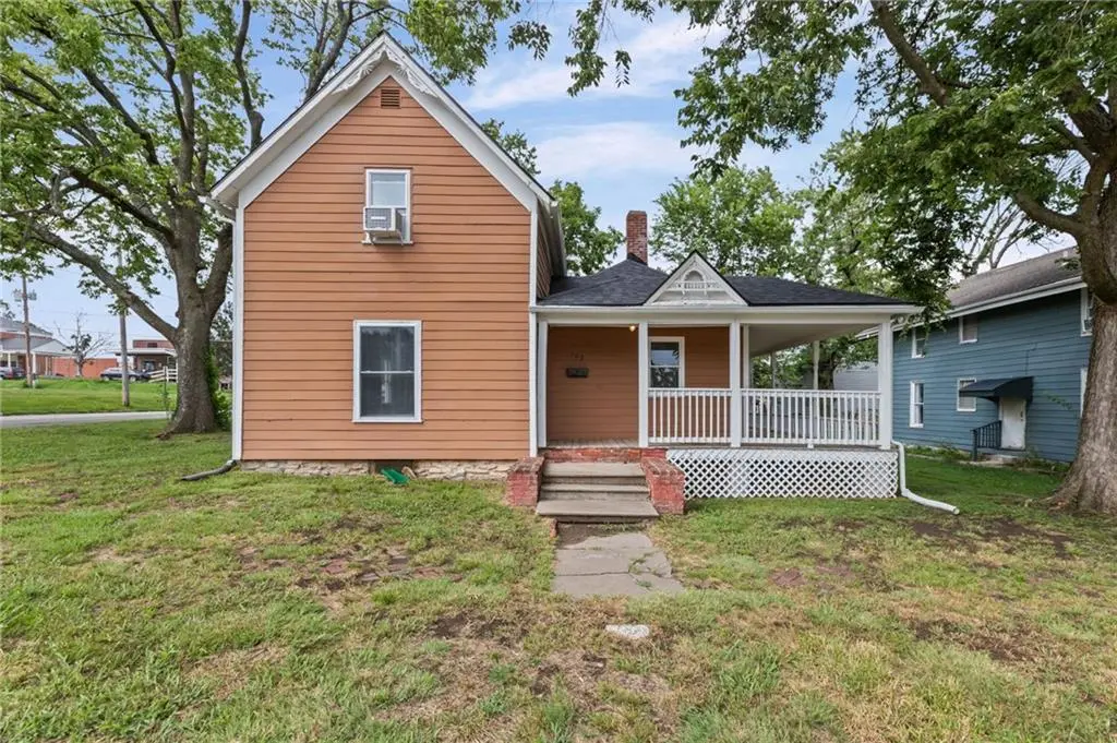 102 E Miami ST, Paola, KS 66071