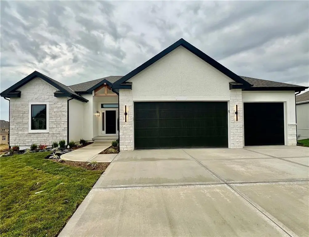 528 Skyview LN, Liberty, MO 64068