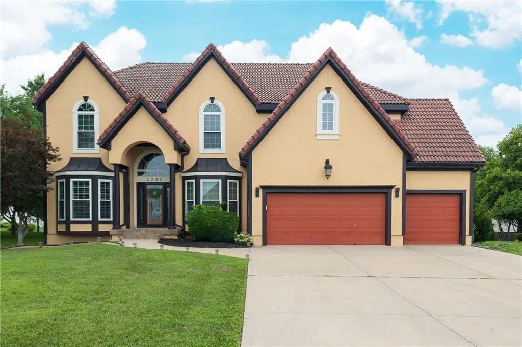 4232 NE Tremont CT, Lee's Summit, MO 64064