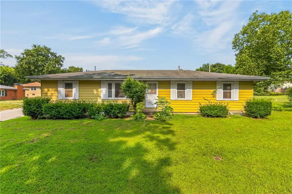 28 Forest LN, Lexington, MO 64067
