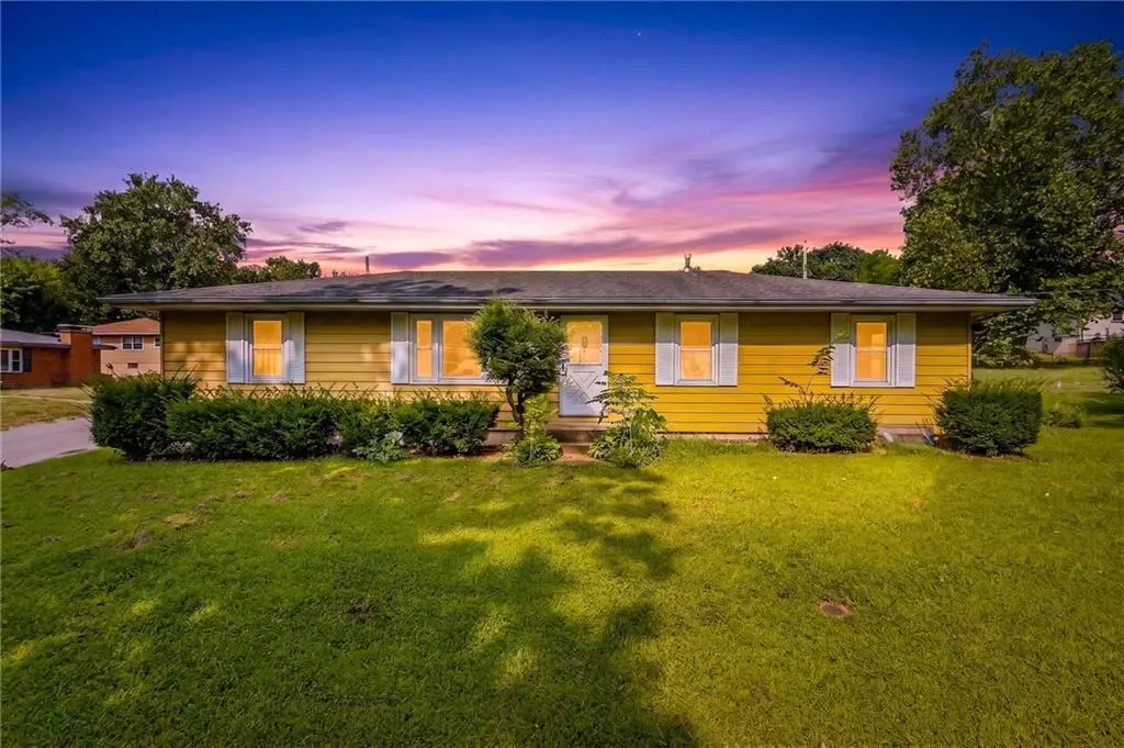 28 Forest LN, Lexington, MO 64067
