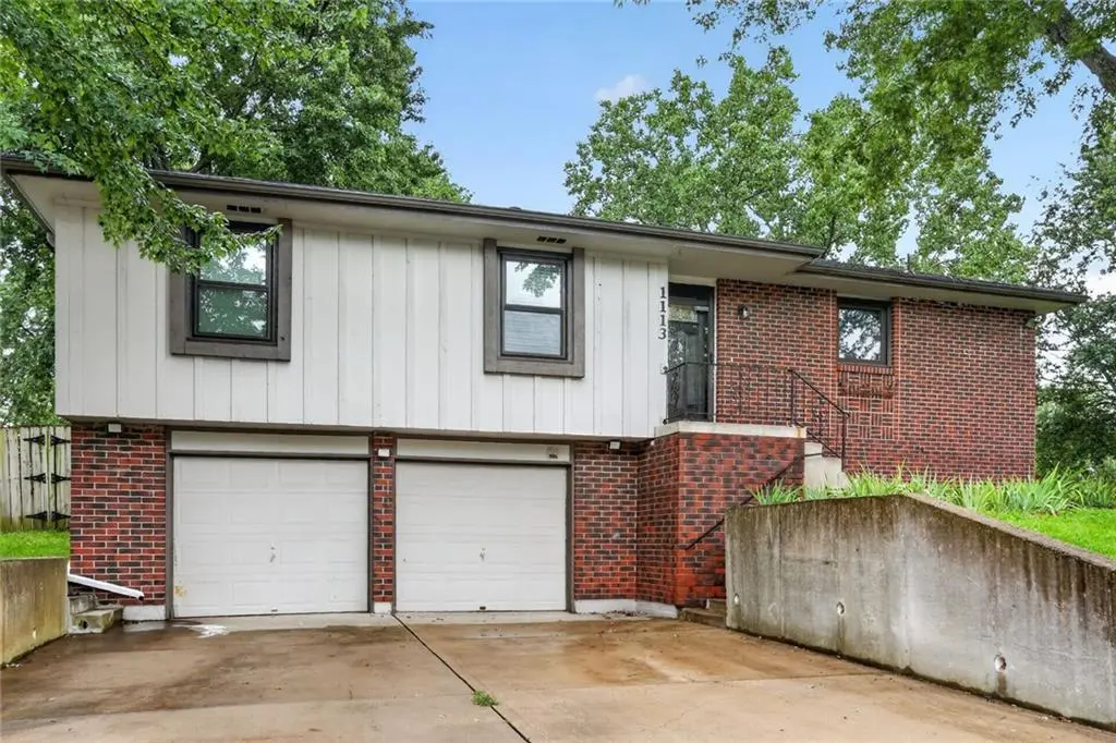 1113 S Valley RD, Olathe, KS 66061