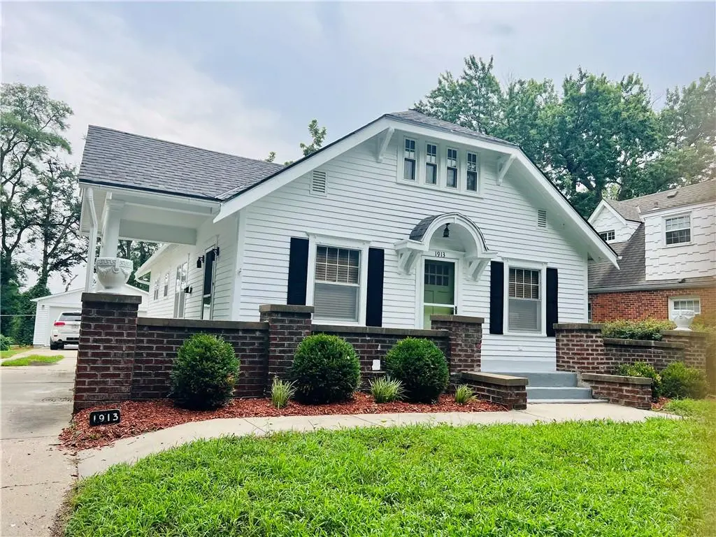 1913 Lovers LN, St Joseph, MO 64505