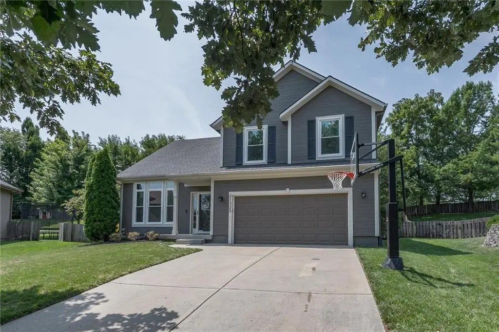 21325 W 120th TER, Olathe, KS 66061