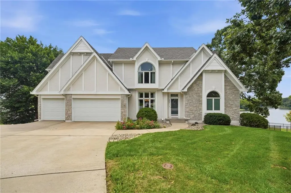 332 NE Warrington CT, Lee's Summit, MO 64064