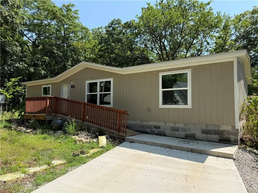 14 Live Oak CT, Linn Valley, KS 66040
