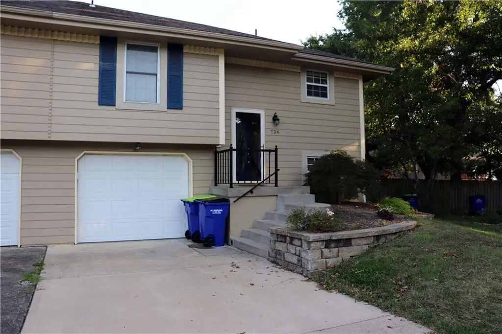 756 SE Claremont CT, Lee's Summit, MO 64063