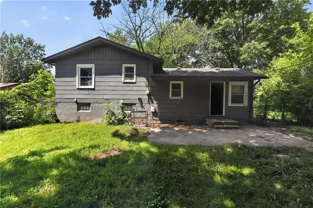 4131 E Vineyard RD, Kansas City, MO 64130