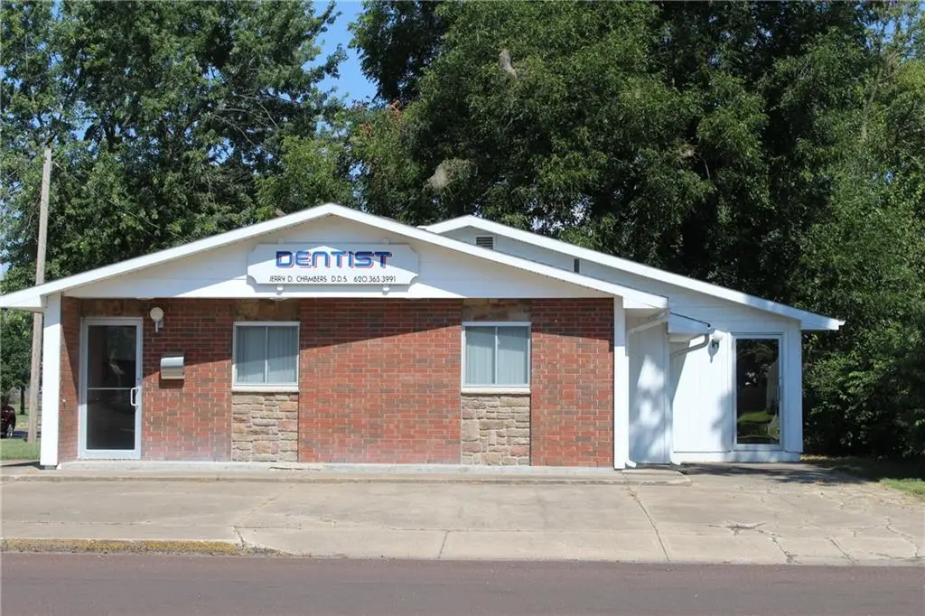 423 N Washington AVE, Iola, KS 66749