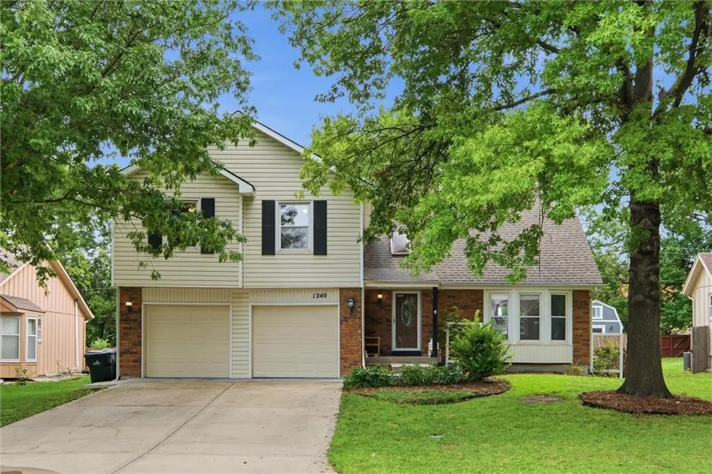 1240 E Sleepy Hollow DR, Olathe, KS 66062