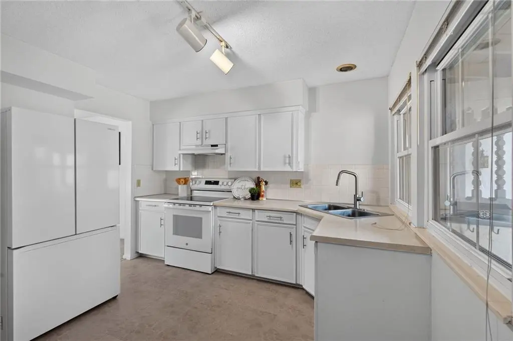 10215 Conser ST, Overland Park, KS 66212