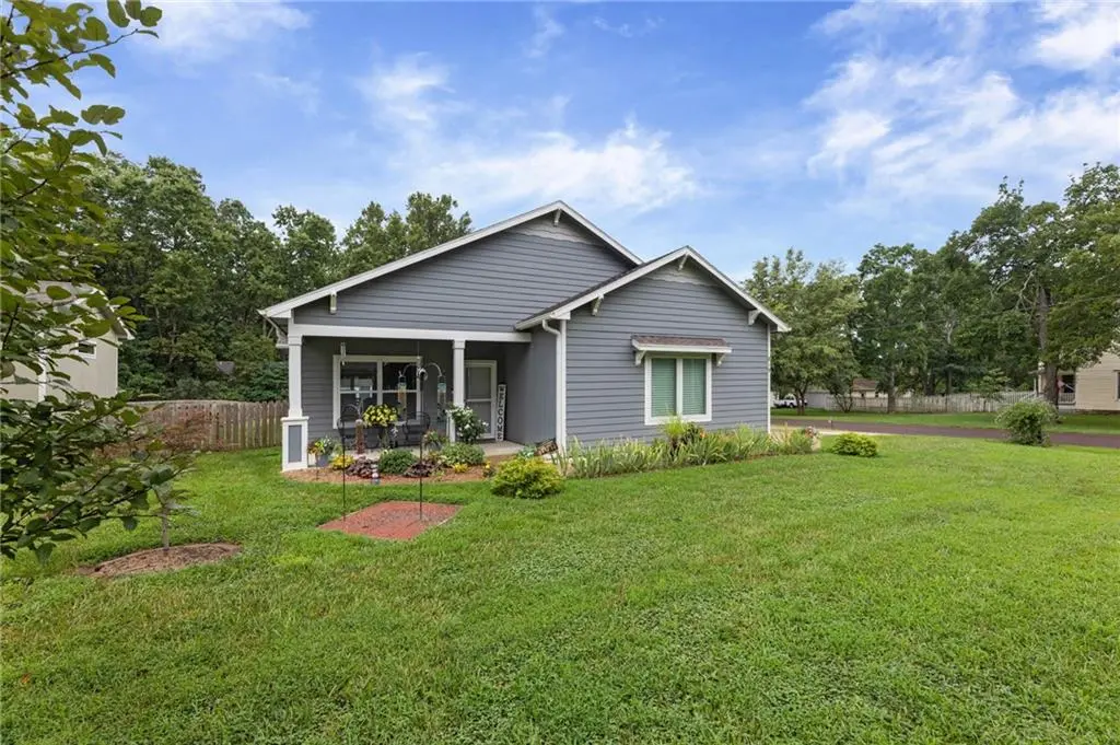 819 Baker ST, Baldwin City, KS 66006