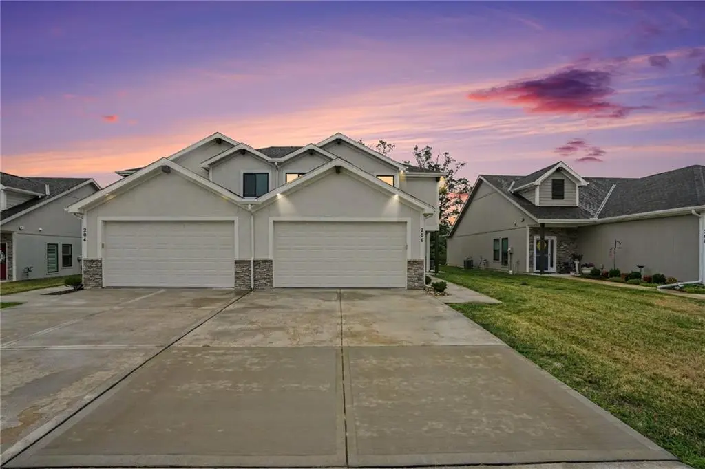 206 Walker ST, Smithville, MO 64089