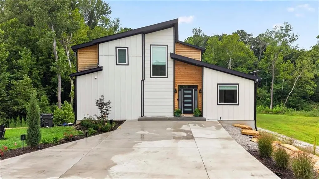 8395 NW Baker CIR, Kansas City, MO 64153