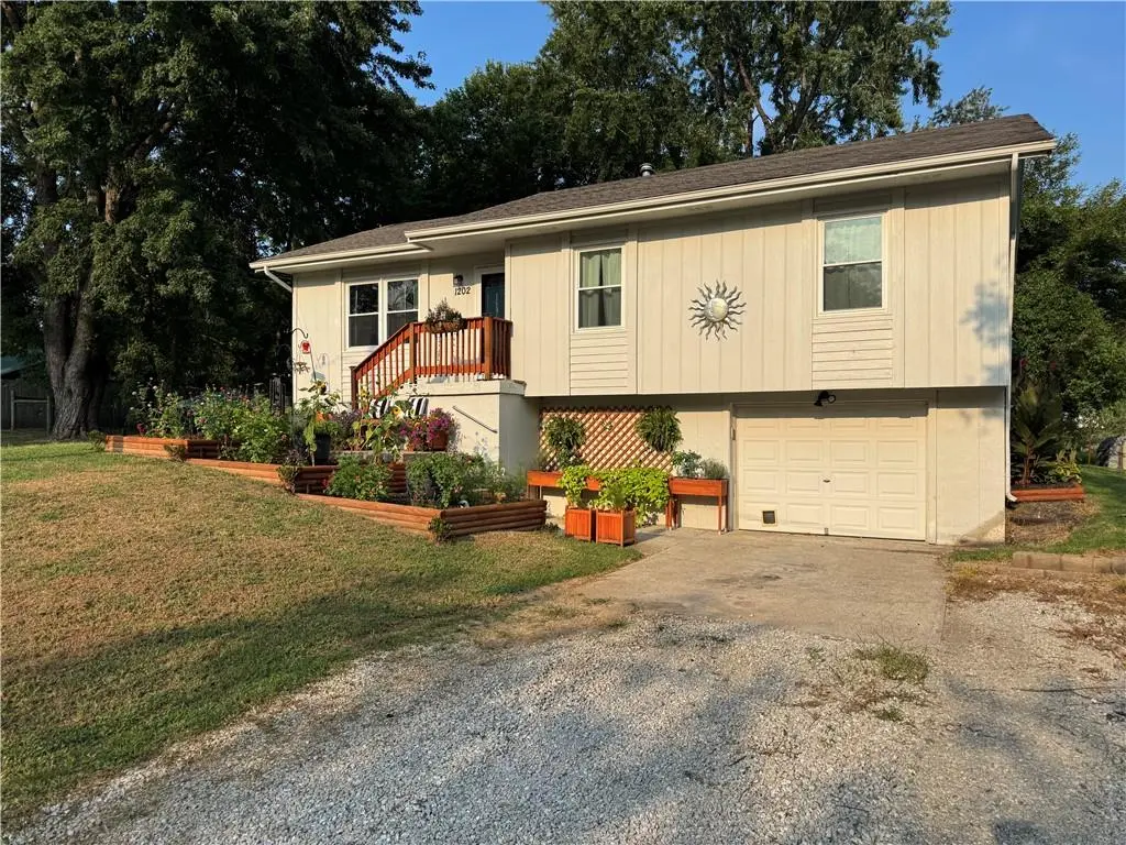 1202 S Hormeyer ST, Clinton, MO 64735