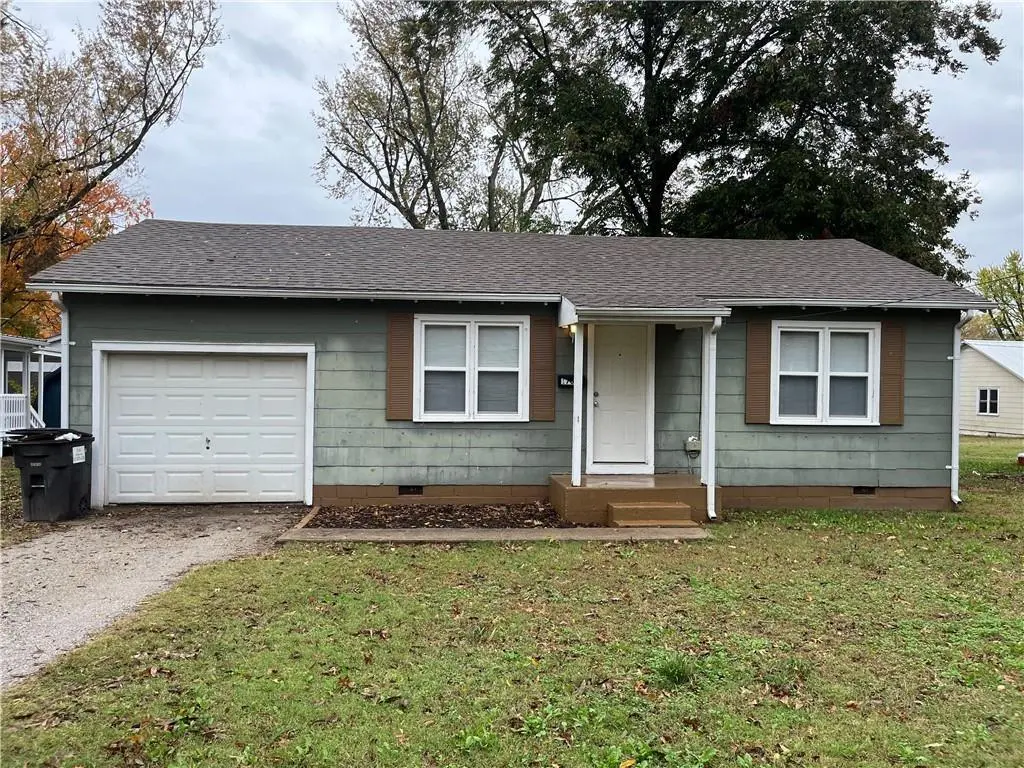 1704 N Main ST, Nevada, MO 64772