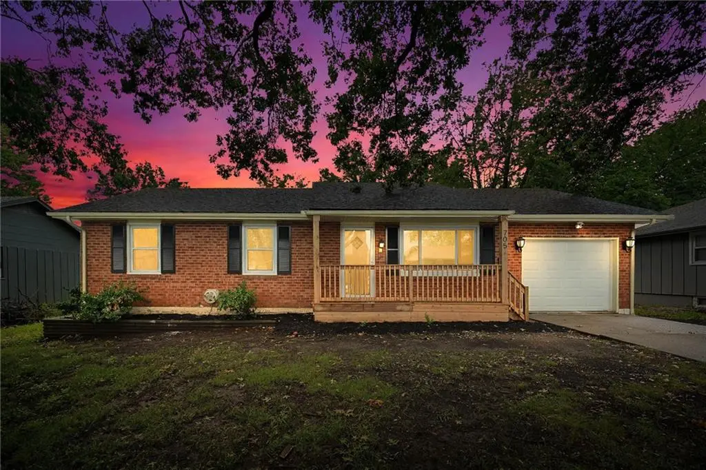 705 NE Darwin ST, Lee's Summit, MO 64063