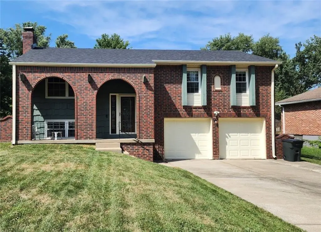 2901 NW Castle DR, Blue Springs, MO 64015