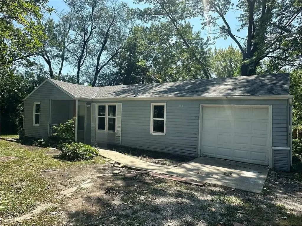 205 SE 16th ST, Lee's Summit, MO 64081
