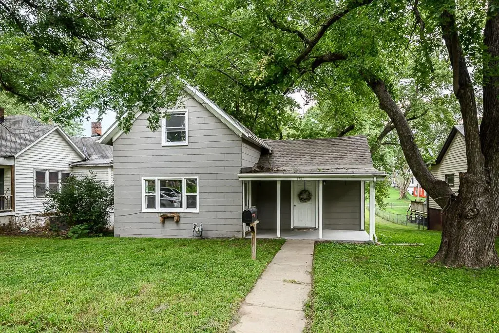 1207 S 2nd ST, Leavenworth, KS 66048