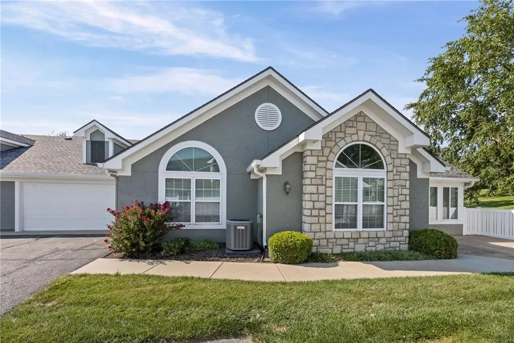7135 Meadowsweet LN, Shawnee, KS 66227