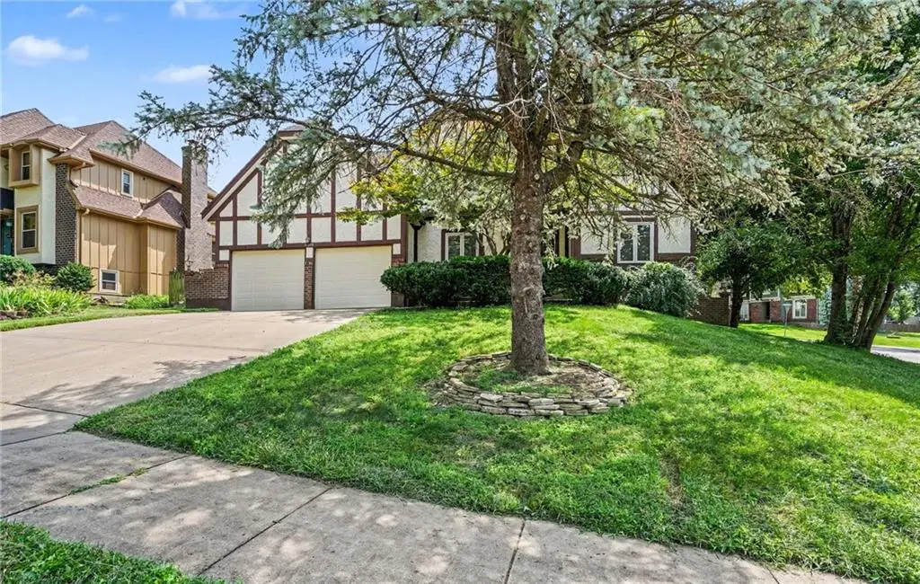 16213 W 136th TER, Olathe, KS 66062