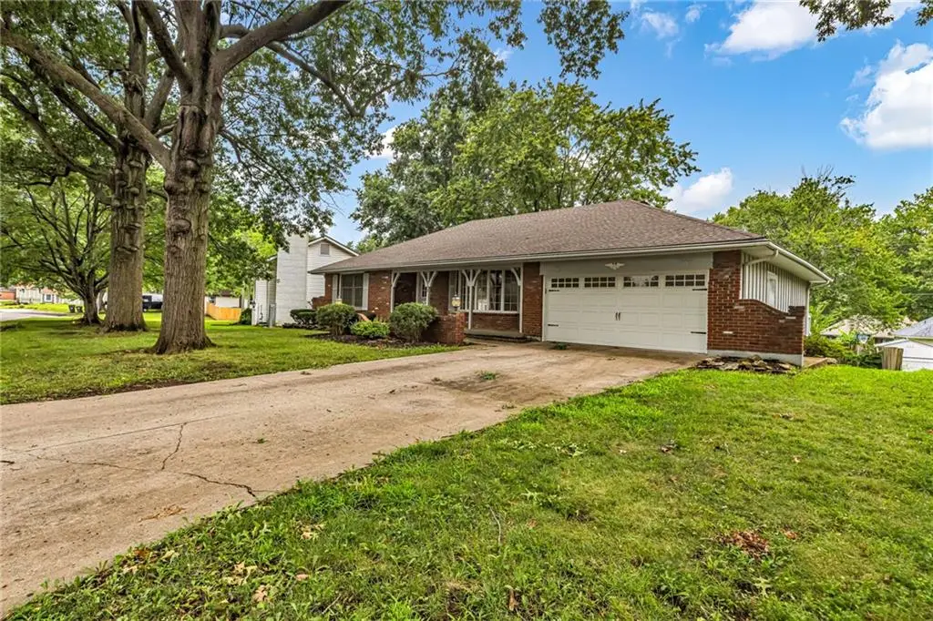 1235 SW Horizon DR, Blue Springs, MO 64015