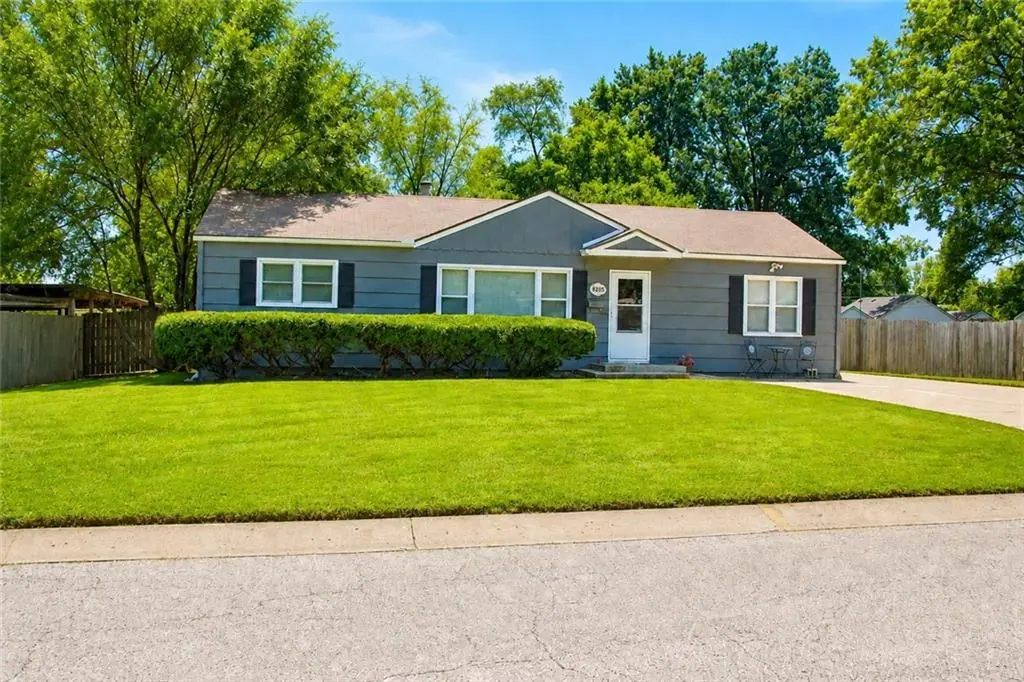 8205 E 86th TER, Raytown, MO 64138