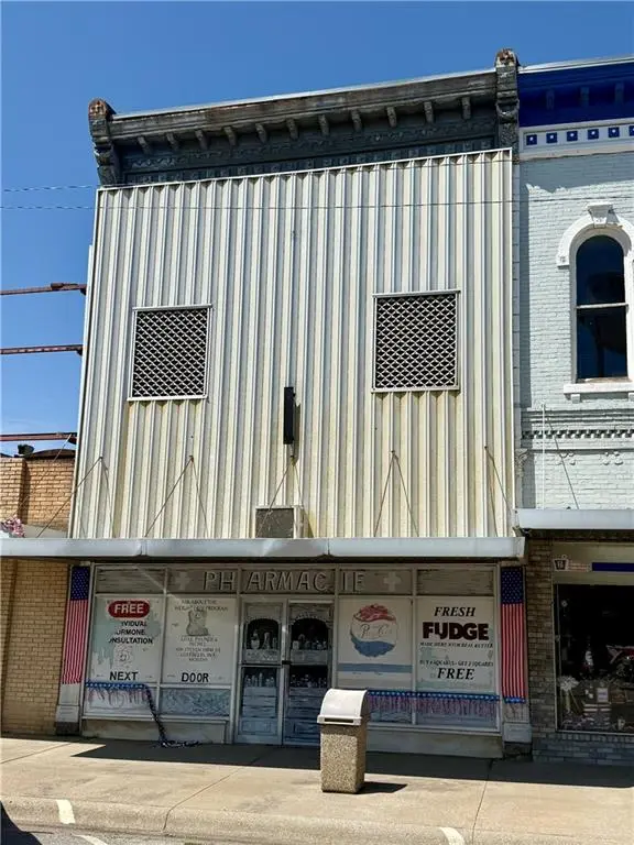415 Commercial ST, Oswego, KS 67356