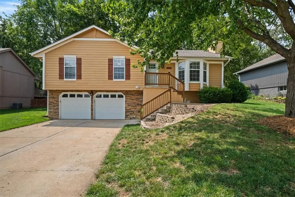 1712 NE Whitestone DR, Lee's Summit, MO 64086