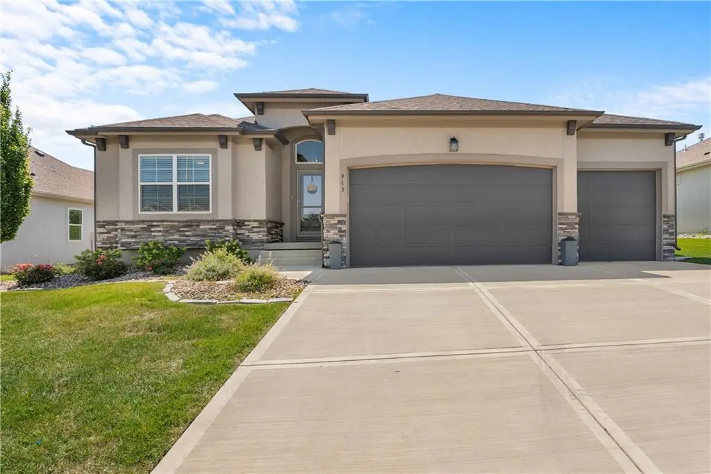 913 Zennor LN, Raymore, MO 64083