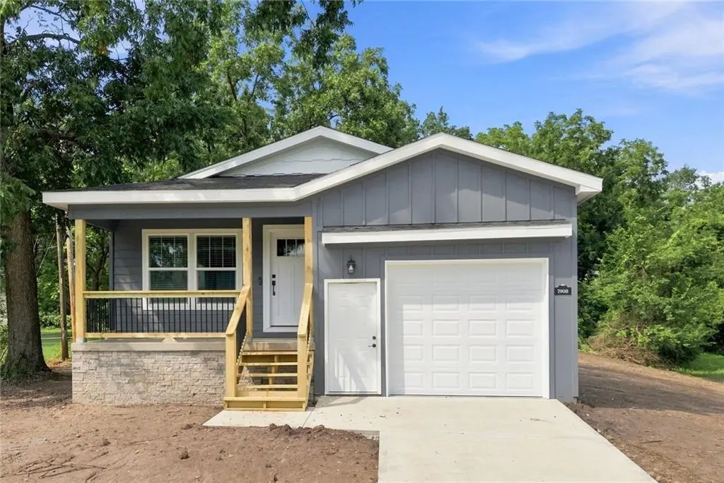 7908 Pleasant Valley RD, Pleasant Valley, MO 64068