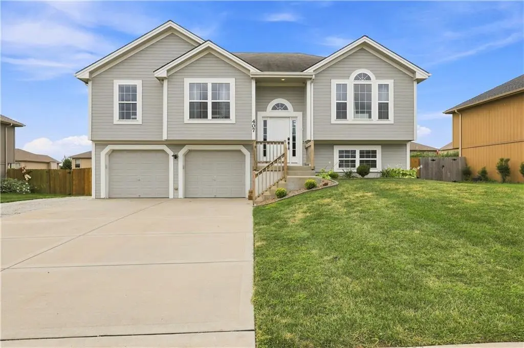 407 NE 192nd TER, Smithville, MO 64089