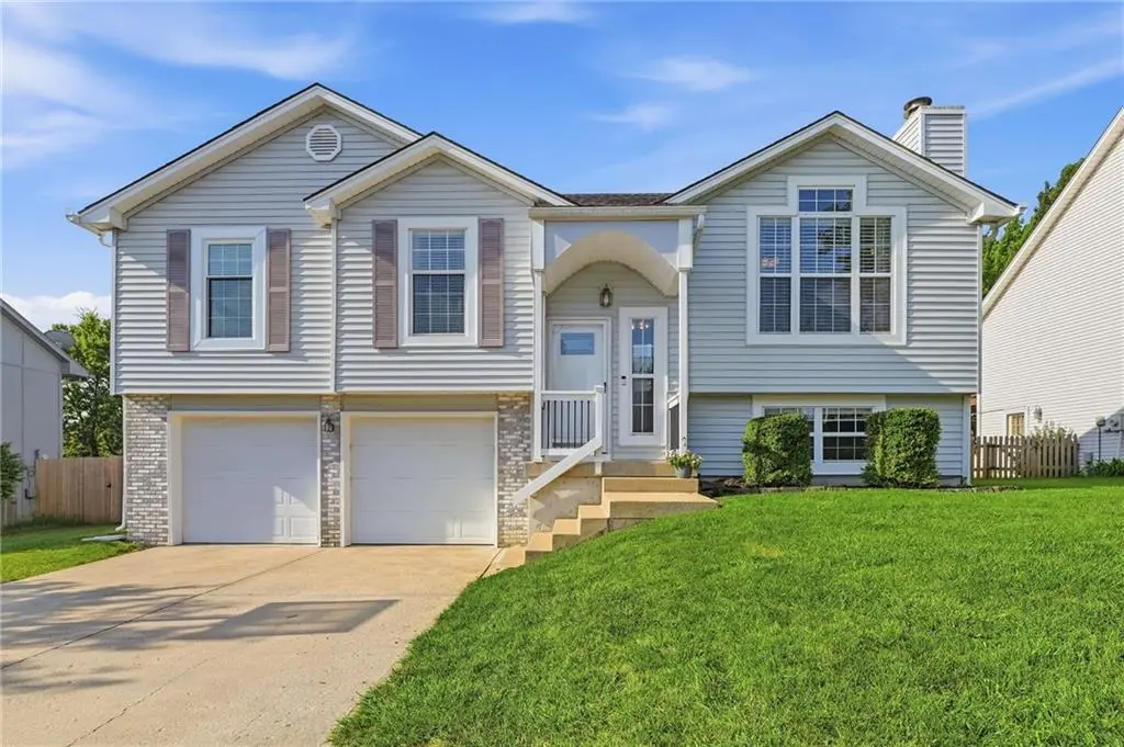107 E Laredo TRL, Raymore, MO 64083