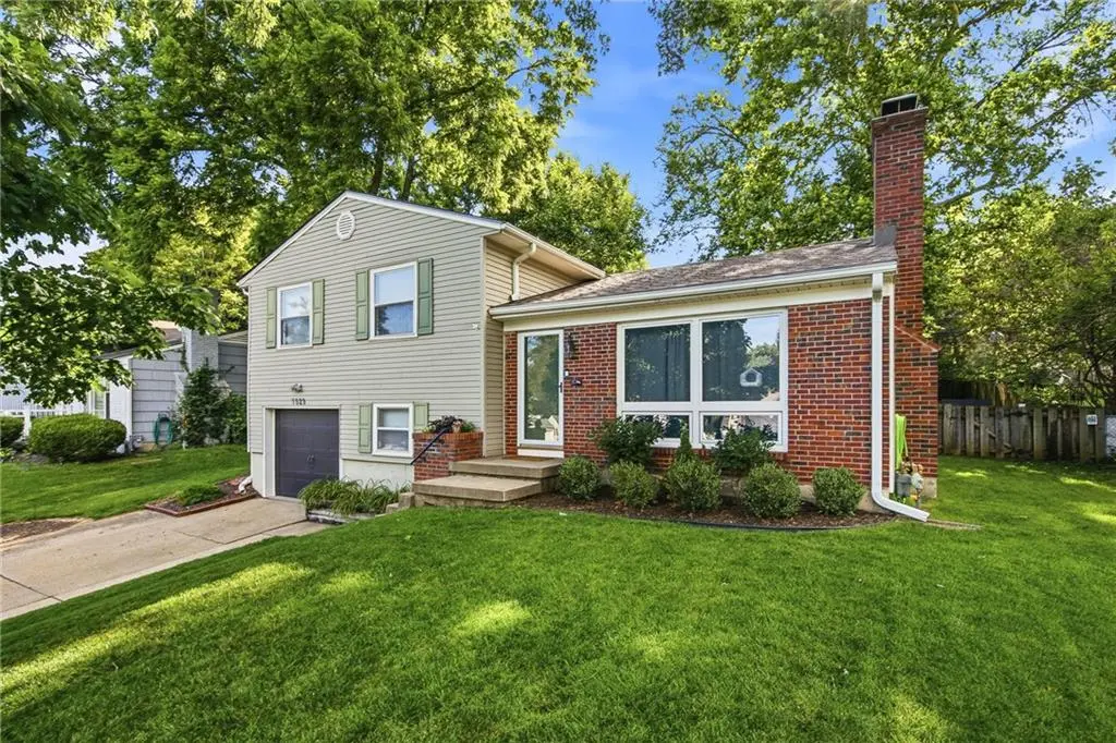 7523 Falmouth ST, Prairie Village, KS 66208