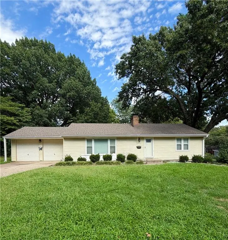 8413 Russell ST, Overland Park, KS 66212
