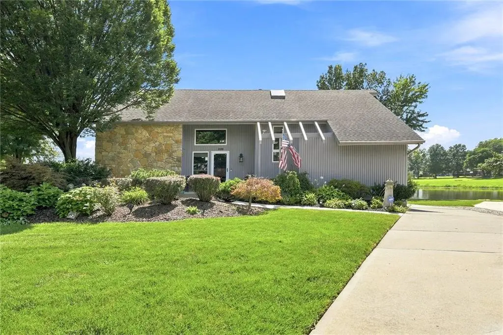 828 SW Lighthouse PT, Lee's Summit, MO 64082