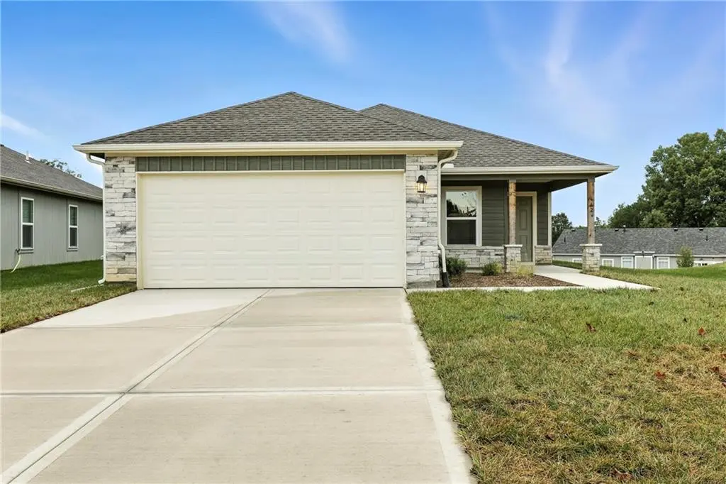 441 Valley View DR, Tonganoxie, KS 66086