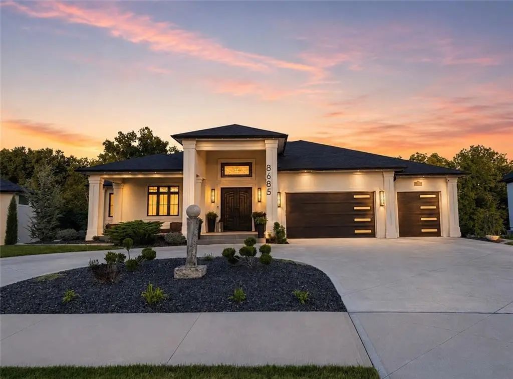 8685 NE Shoal Creek Valley DR, Kansas City, MO 64157