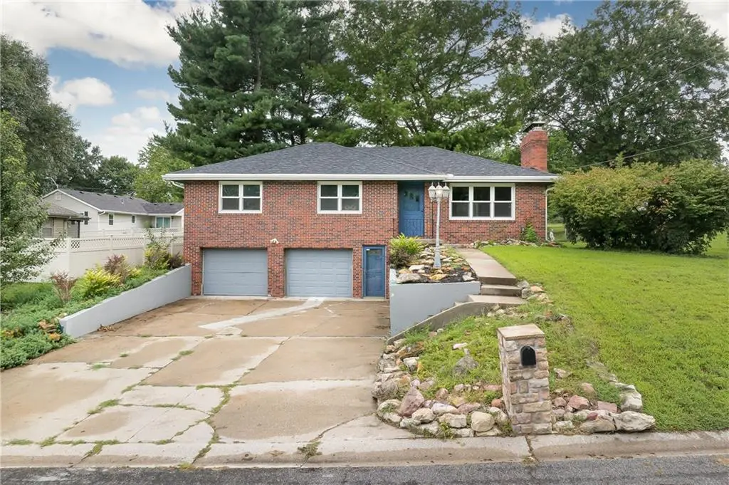 1806 Safari DR, St Joseph, MO 64506