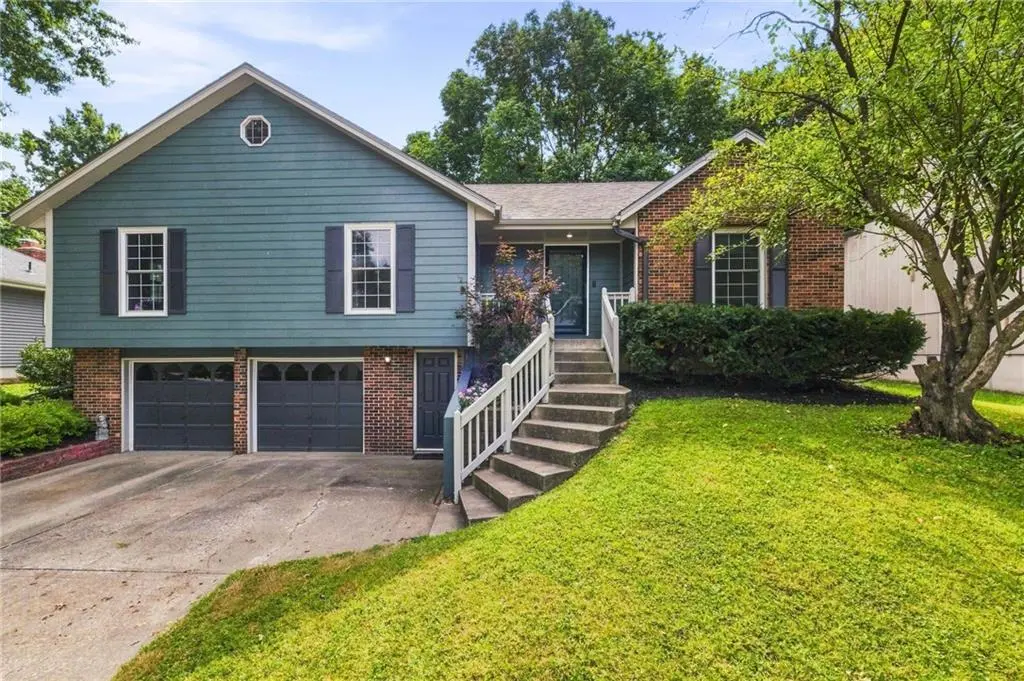 633 Clubhouse DR, Lee's Summit, MO 64086