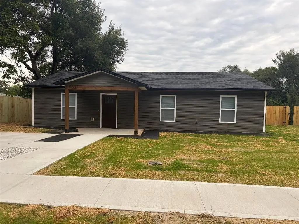 5525 S 1st ST, St Joseph, MO 64504