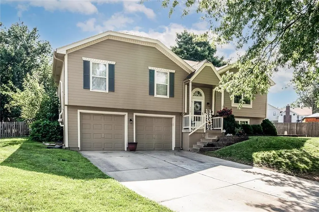 717 SE Pierre CT, Lee's Summit, MO 64063