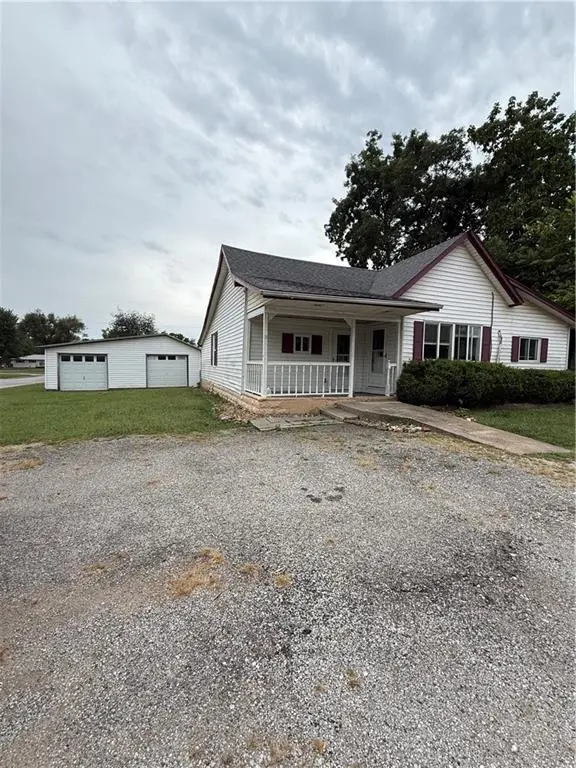 923 E Walnut ST, Rich Hill, MO 64779