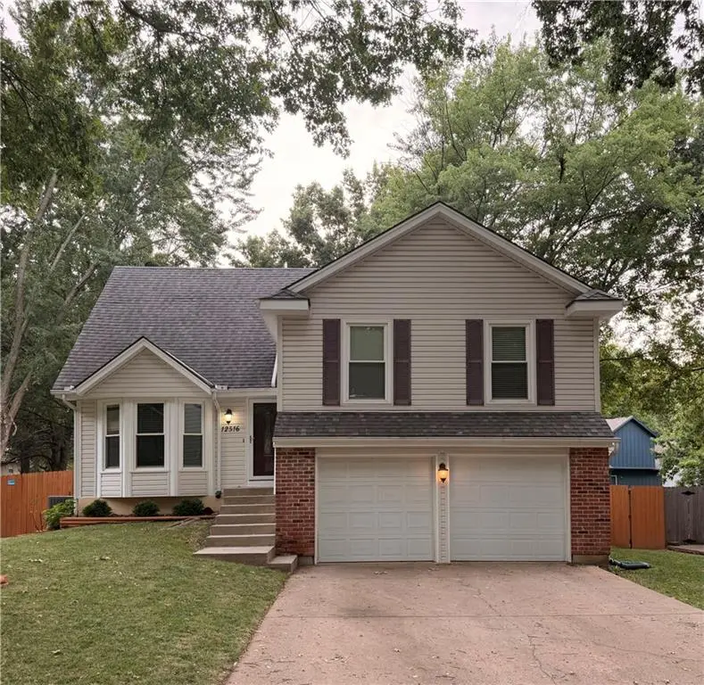 12516 S Cottonwood DR, Olathe, KS 66062