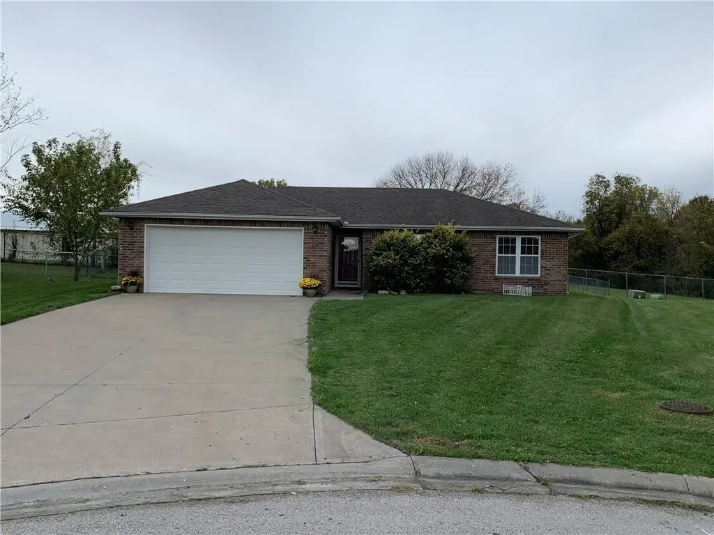 102 Shady Lane DR, Warrensburg, MO 64093