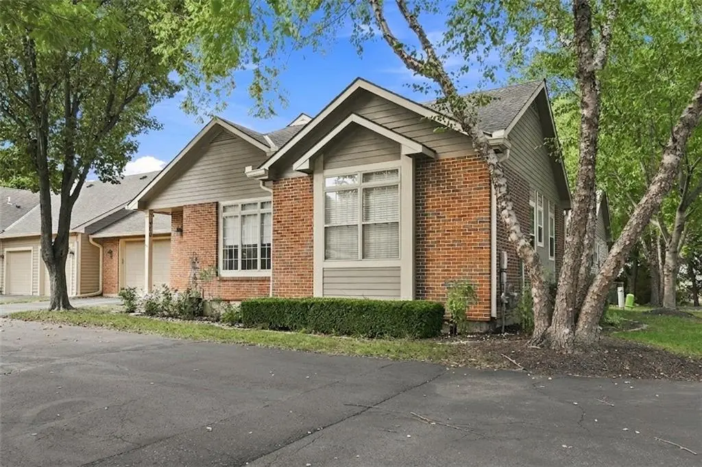 18665 W 158TH TER #400, Olathe, KS 66062